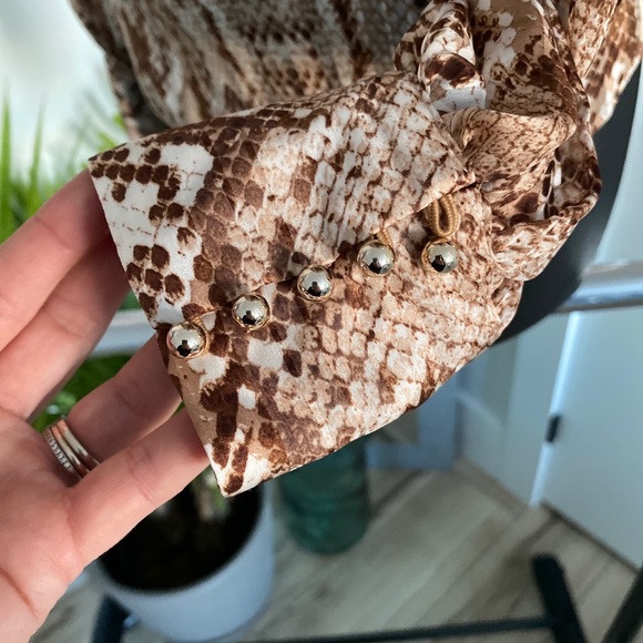 H&M SNAKE SKIN BLOUSE - NWT - SIZE 2 - Picture 5 of 8